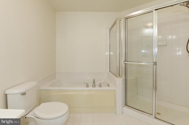 Building Photo - 1984 Crescent Park Dr