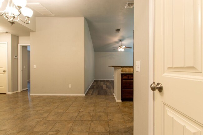 Building Photo - Beautiful 3 Bed 2 Bath Home in Moore School District!