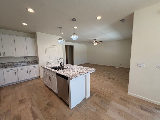Building Photo - Beautiful Home for rent in Tulare!