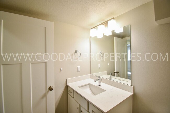 Building Photo - Modern Style Ranch, 3 bedroom 2.5 bath hom...