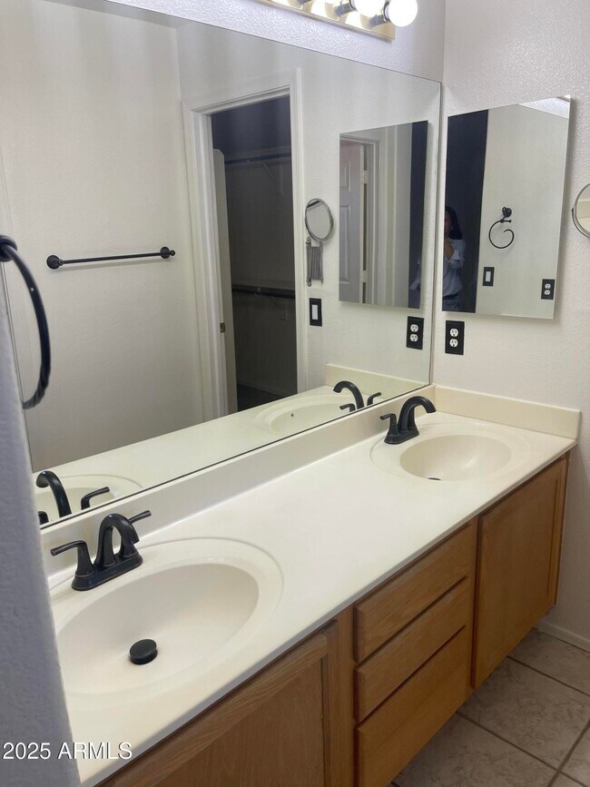 Building Photo - 1381 W Pelican Ct