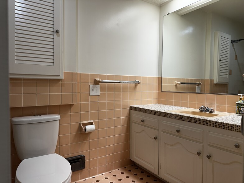 2nd full bathroom - 3030 Hardale Blvd
