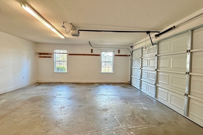 Building Photo - AVAILABLE NOW! (No Pets)