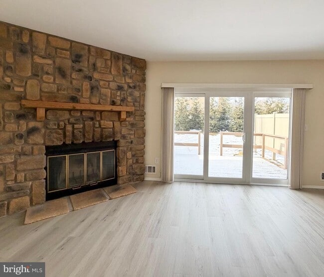 Building Photo - 12 Manor Dr