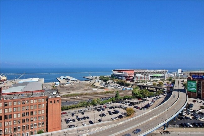 Building Photo - 701 W Lakeside Ave
