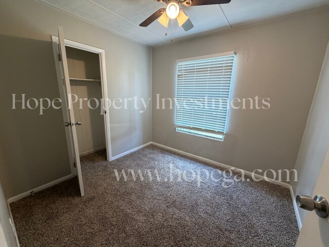 Building Photo - 4 Midland Park Ln