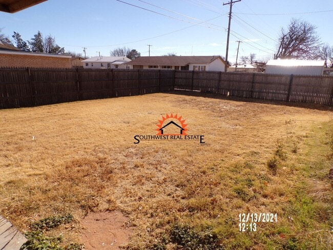 Building Photo - Spacious 3-bedroom 2 bath home- Freshly pa...