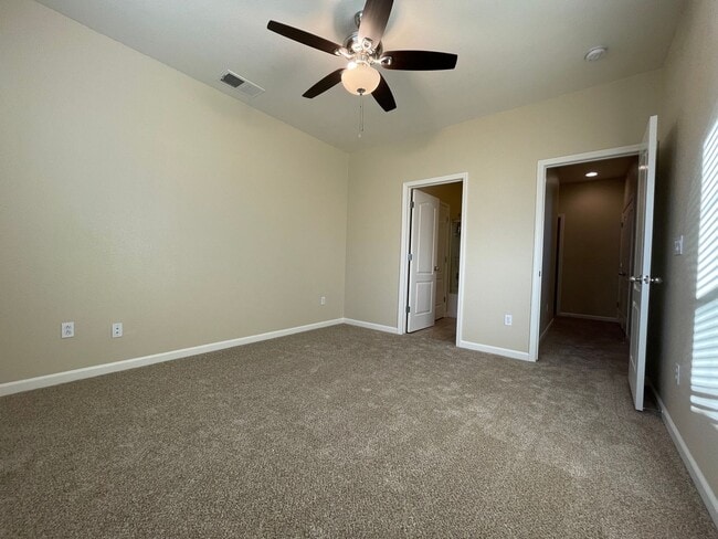 Building Photo - Beautifully Updated 3BD/2.5BA Townhouse in...