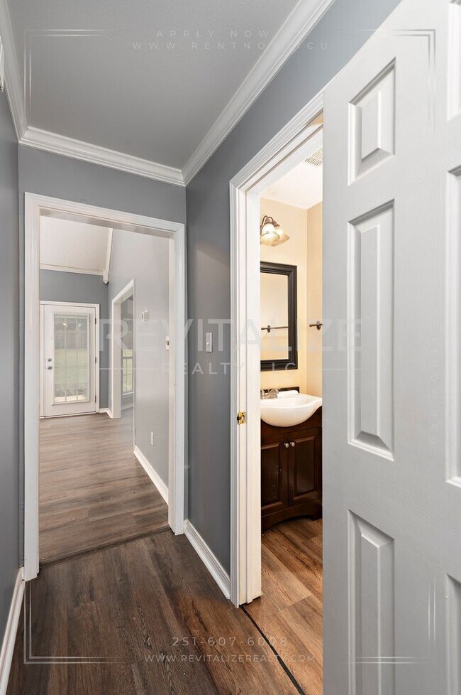 Building Photo - Creole Style 3 Bed 2.5 Bath Home on Oversized Lot