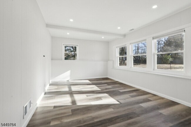 Building Photo - 287 Country Club Dr