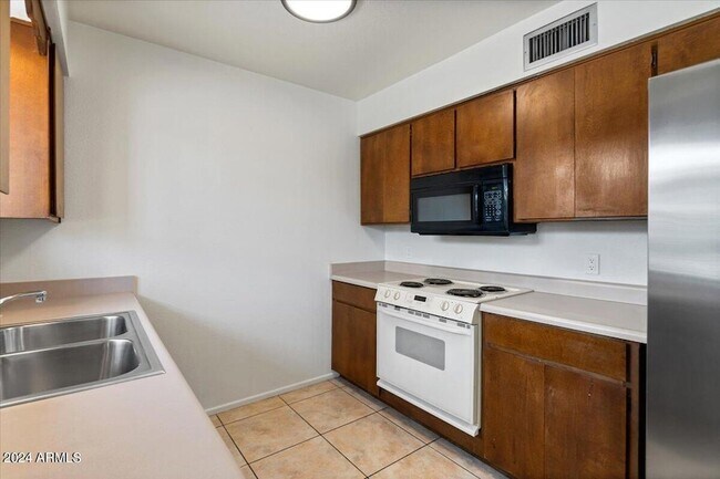 Building Photo - 6438 E Butte St