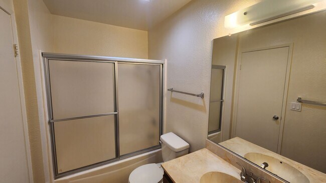 Building Photo - 2 Bedroom Condo in Mission Valley