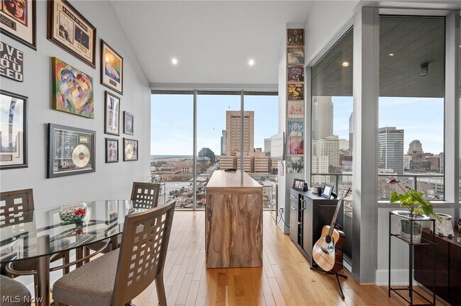 Building Photo - 701 W Lakeside Ave