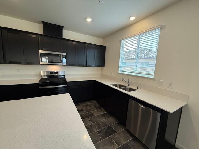 Building Photo - Brand NEW single story home in Hughson!