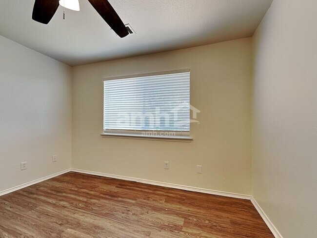 Building Photo - 1745 Cresthill Dr