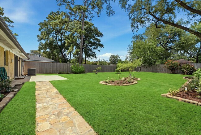 Building Photo - 2014 Woodcrest Dr