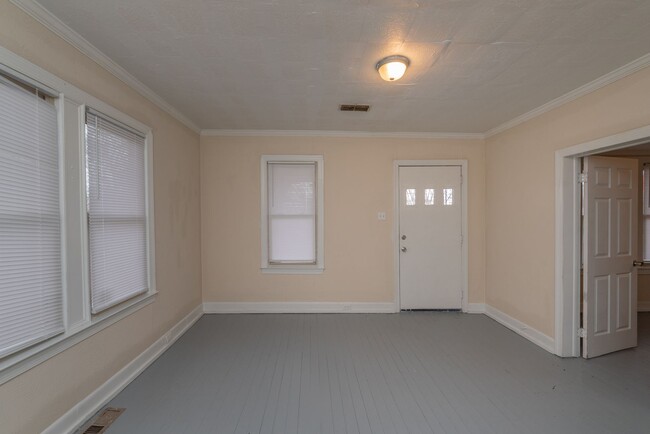 Building Photo - PRICE REDUCED- $995 - Cute 3 Bed/2 Bath Si...