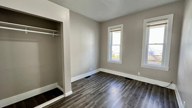 Building Photo - 860 Tenth NW