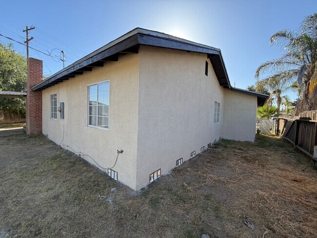 Building Photo - Newley Remodeled 3 BD 2 BA house with Big lot in SW Bakersfield