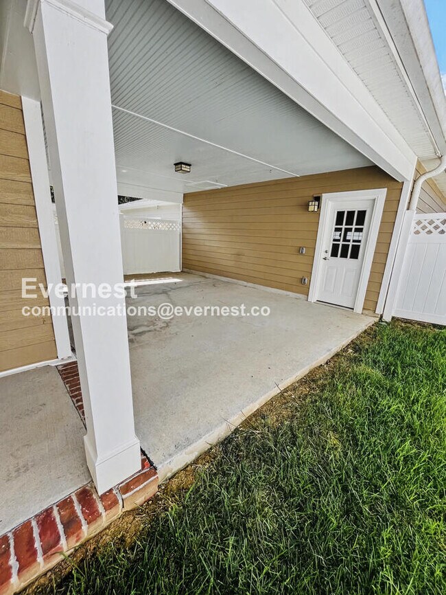 Building Photo - 2007 Oak Trail Dr