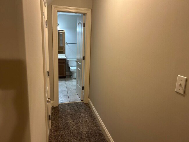 Building Photo - 3069 Roseleigh Dr