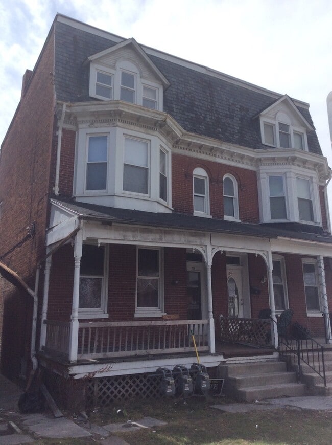 Primary Photo - 3rd floor Spacious Efficiency on the Avenues