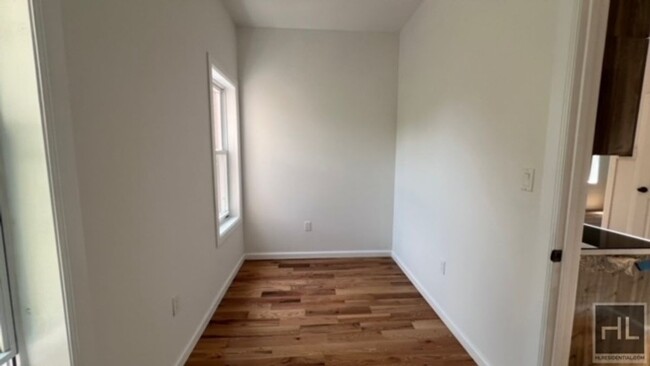 Building Photo - VERY BRIGHT AND COZY 4 BEDROOMS/2 FULL BAT...