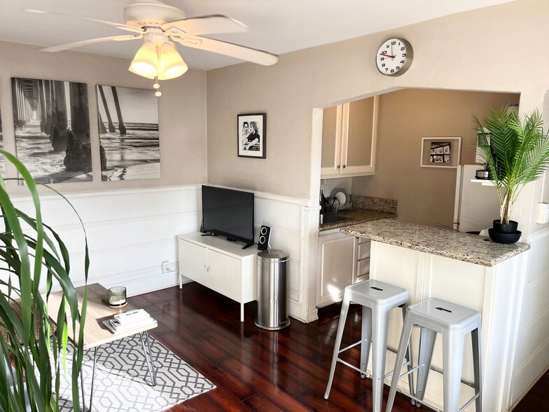 Building Photo - 4209 Ocean Dr