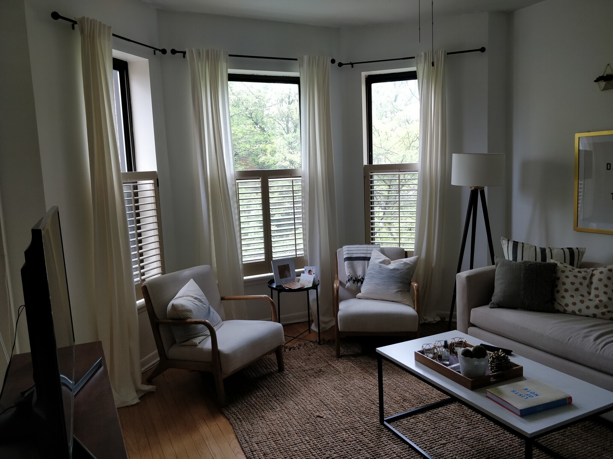 Living room - 902 W Grace St