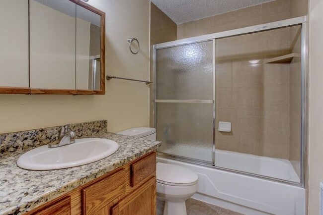Building Photo - Spacious 2 Bed 1 Bath In Quiet Community
