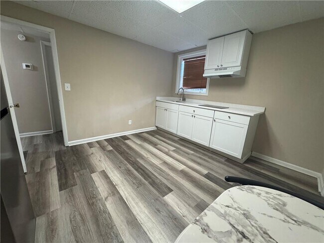 Building Photo - 5971 Robin Hood Ln