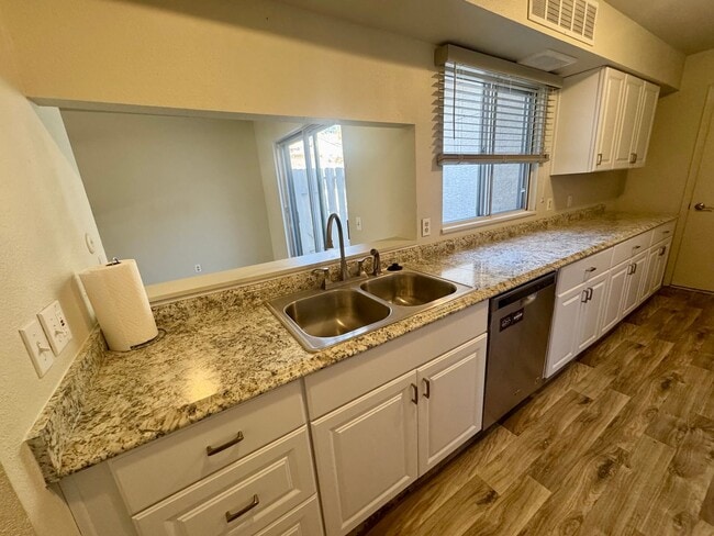 Building Photo - 2 Bedroom Townhome with Pool and Fitness Center/Centrally Located!!