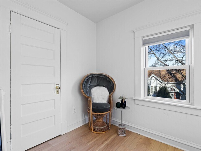 Building Photo - 1613 E Hartford Ave