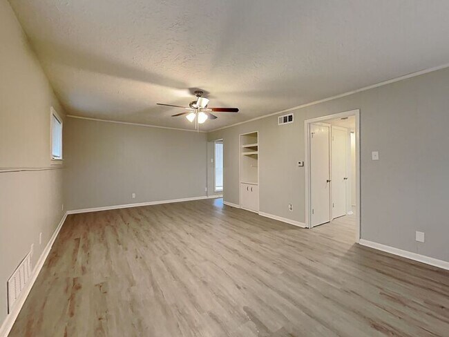 Building Photo - 13415 Spring Grove Ave