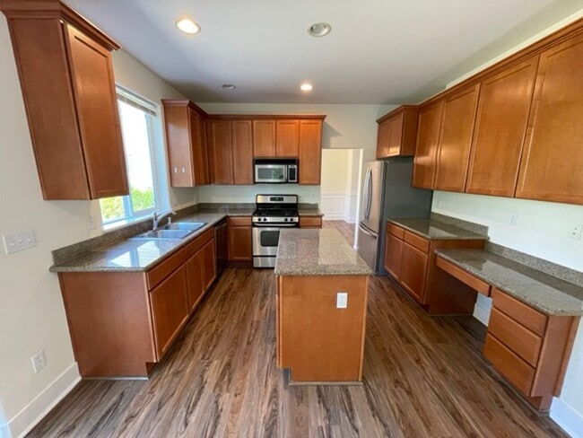 Building Photo - Extremely Spacious 5BD/3BTH Home For Lease...