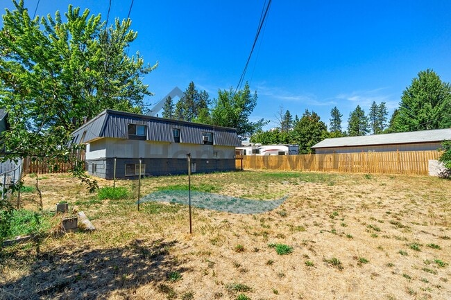 Building Photo - Large 4 Bedroom 2 Bathroom Home with Off S...