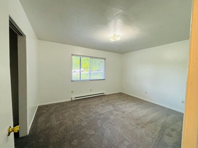 Building Photo - 2 Bedroom, 1 Bath Apartment