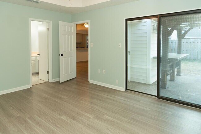 Building Photo - 511 Woodland Park Cir