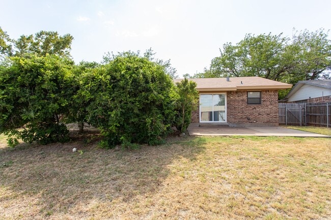 Building Photo - 3 Bedroom 2 Bath Home for Lease!