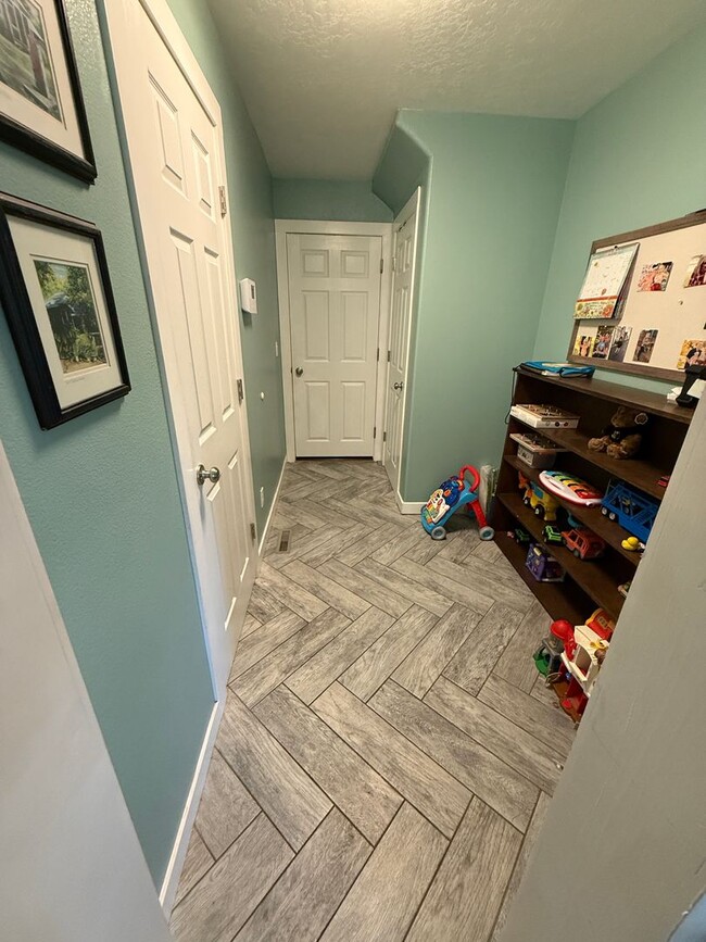 Building Photo - Spacious & Elegant 4-Bedroom Home in Merid...