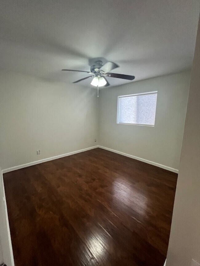 Building Photo - Available 08/16/2025! - Large 4 bedroom/2 ...