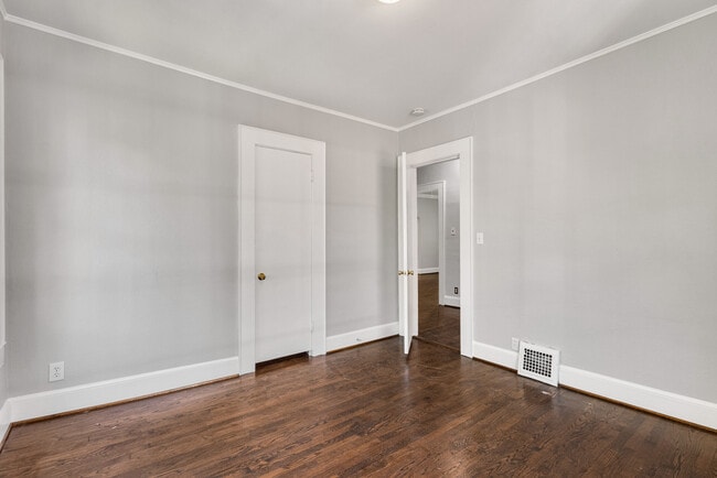 Building Photo - 666 Yorkshire Rd NE