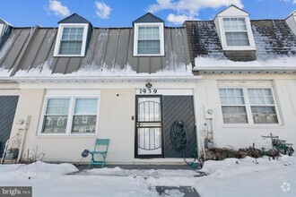 Building Photo - 1939 Village Green Dr