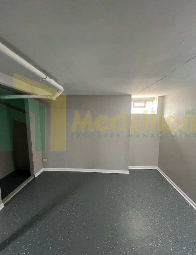 Building Photo - Spacious 4-5 Bedroom, 2-Bath Corner Lot Ho...