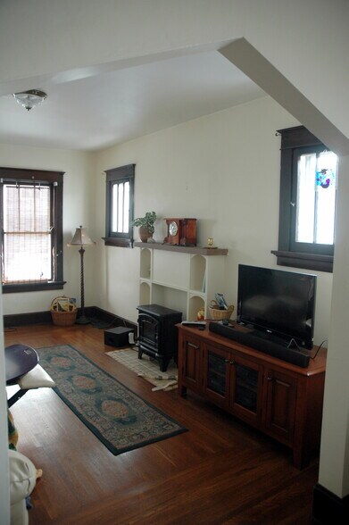 Building Photo - 5423 Rolston Ave