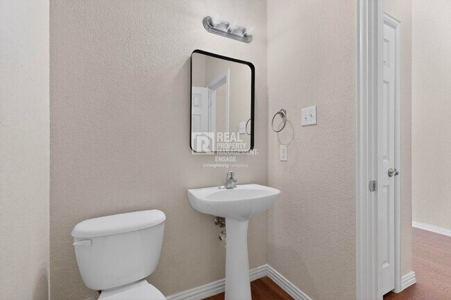 Building Photo - Modern Plano Townhome in Frisco ISD Available for Rent