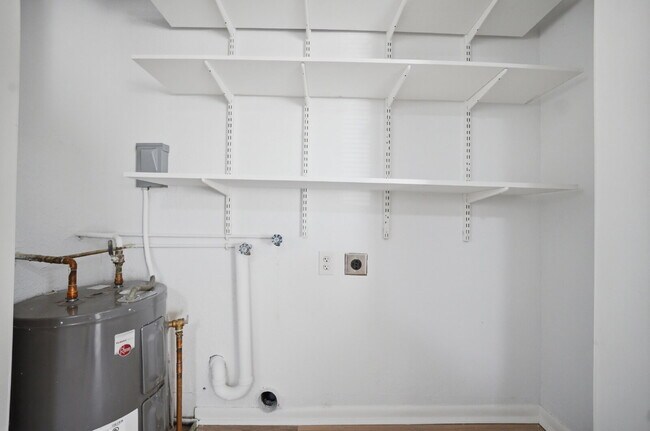 Building Photo - GORGEOUS REMODELED 1 BEDROOM APARTMENT IN HISTORIC PORT NORFOLK!