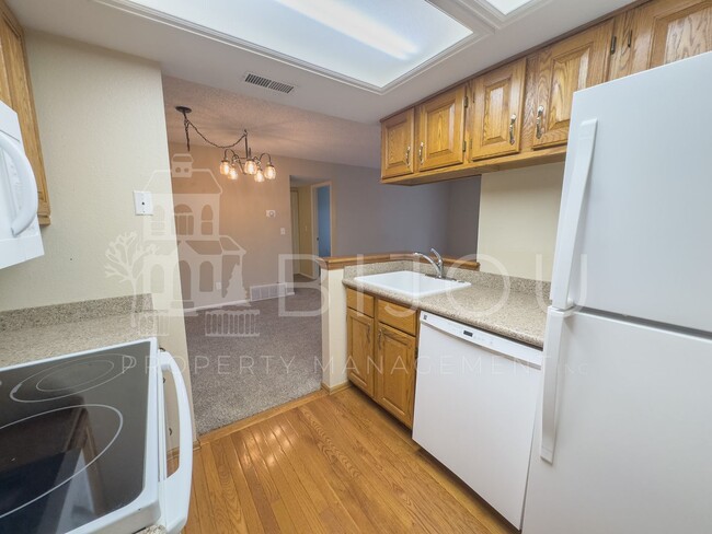 Building Photo - Beautiful 2 Bed, 2 Bath