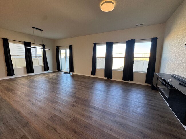 Building Photo - Spacious 3-Bedroom, 3-Bathroom Two-Story Home with Modern Finishes & Fenced Yard