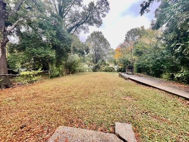 Building Photo - Welcome to this stunning 3-bedroom, 2-bath...